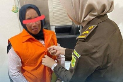 Tersangka menangis ketika akan dibawa ke ruang tahanan. Sumber: PROHABA.co