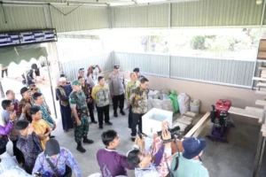 Penjabat bupati Endri meninjau lokasi rumah RMU dan mesin RMU, di Desa Siang Gantung, Kecamatan Daha Barat, Hulu Sungai Selatan, Kalimantan Selatan. Sumber: HO-Prokopim Setda HSS.