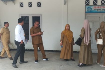 Kantor Desa Karang Dapo terlihat tidak aktif saat tim Dinas PMD OKU datang. Sumber: okuekspres.bacakoran.co