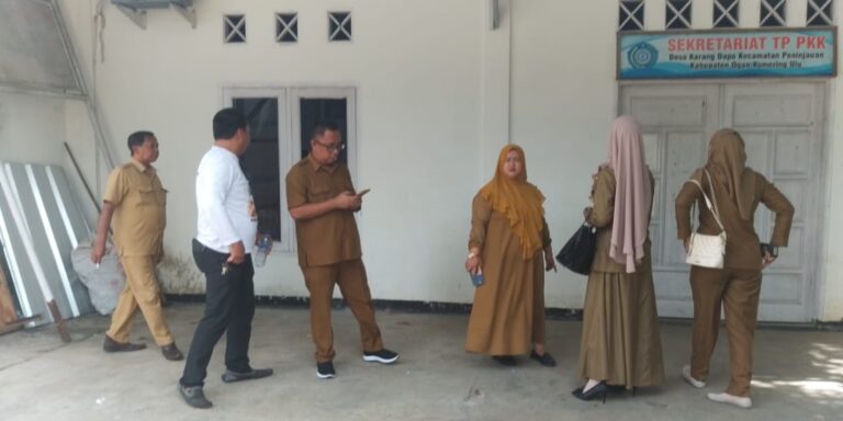 Kantor Desa Karang Dapo terlihat tidak aktif saat tim Dinas PMD OKU datang. Sumber: okuekspres.bacakoran.co