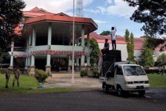 Waraga Desa Todowongi saat menggelar aksi di depan Kantor Bupati Halbar. Sumber : ternate.teribunnews.com