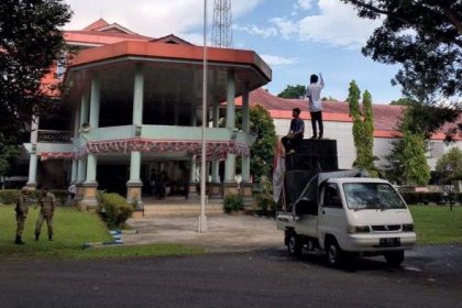Waraga Desa Todowongi saat menggelar aksi di depan Kantor Bupati Halbar. Sumber : ternate.teribunnews.com