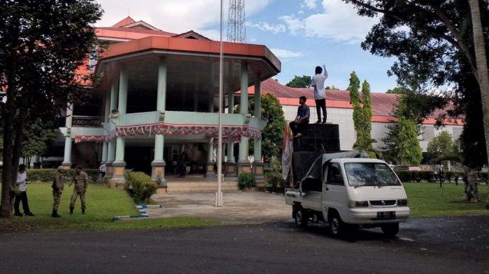 Waraga Desa Todowongi saat menggelar aksi di depan Kantor Bupati Halbar. Sumber : ternate.teribunnews.com