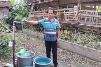Warga Desa Saat Mengambil Air. Sumber: tribunnews.com
