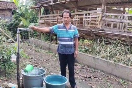 Warga Desa Saat Mengambil Air. Sumber: tribunnews.com