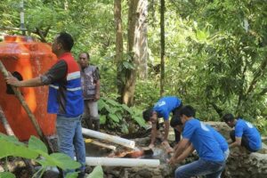 Pemasangan Porling teknologi inovatif di Dusun Keranjang, Desa Wayame. Sumber : ambon.antaranews.com