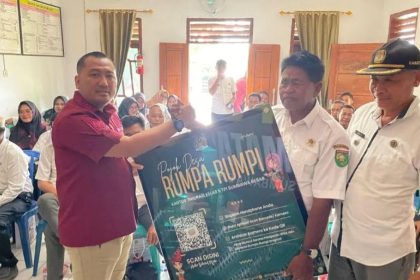 Kepala Kantor Imigrasi Sumbawa Putu Agus Eka Putra (kiri) saat menyerahkan secara simbolis plang untuk wadah media informasi digital tentang keimigrasian kepada pejabat pemerintah desa di Kantor Desa Marga Karya Sumbawa NTB. Sumber Foto : AntaraNTB