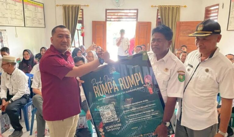 Kepala Kantor Imigrasi Sumbawa Putu Agus Eka Putra (kiri) saat menyerahkan secara simbolis plang untuk wadah media informasi digital tentang keimigrasian kepada pejabat pemerintah desa di Kantor Desa Marga Karya Sumbawa NTB. Sumber Foto : AntaraNTB