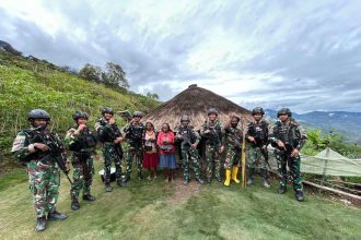 Momen kebersamaan warga Kelome bersama Satgas Pamtas Yonif 753/AVT. Sumber : rri.co.id