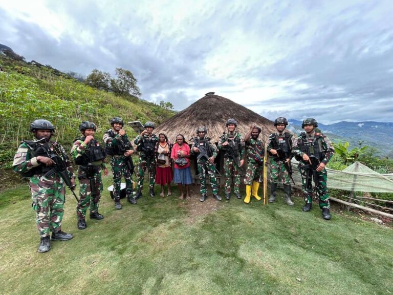 Momen kebersamaan warga Kelome bersama Satgas Pamtas Yonif 753/AVT. Sumber : rri.co.id