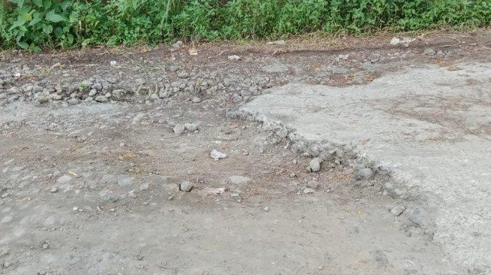 Kerusakan Jalan di Kawasan Batu Tagepe, Desa Batu Merah. Sumber : TribunAmbon.com