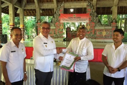 Pj Bupati Gianyar Dewa Tagel Wirasa menyerahkan piagam penghargaan kepada Kepala Desa Peliatan I Made Dwi Sutaryantha di Wantilan Pura Alas Arum Desa Lodtunduh. Sumber Foto: AntaraSultra
