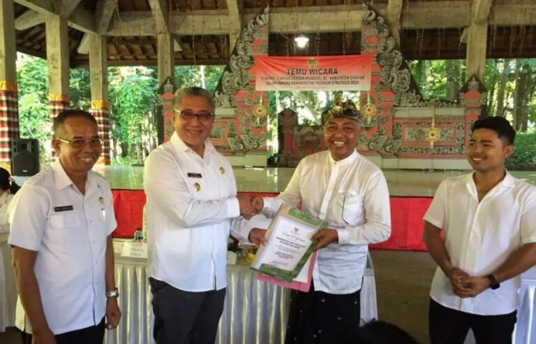 Pj Bupati Gianyar Dewa Tagel Wirasa menyerahkan piagam penghargaan kepada Kepala Desa Peliatan I Made Dwi Sutaryantha di Wantilan Pura Alas Arum Desa Lodtunduh. Sumber Foto: AntaraSultra