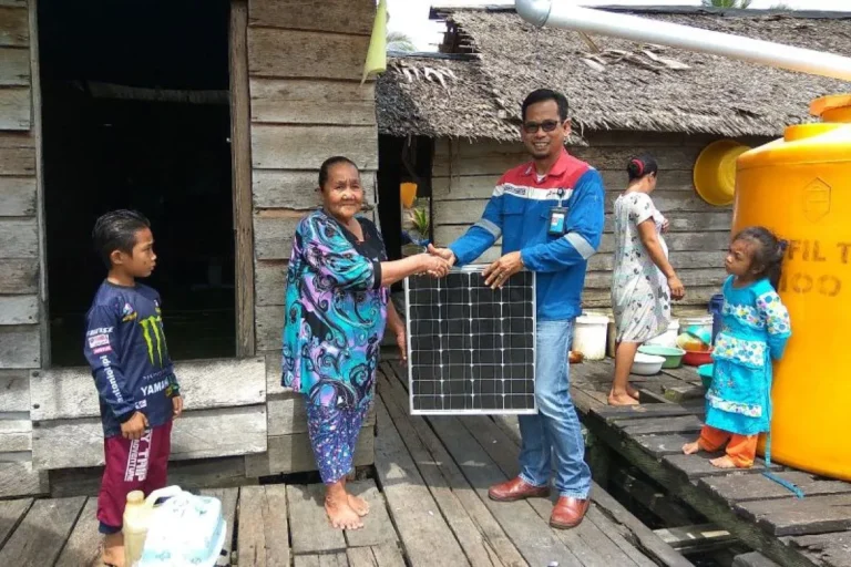 Warga Desa Tepian, Kecamatan Sembakung, Kabupaten Nunukan dapatkan panel Surya Pertamina EP Tarakan Field.