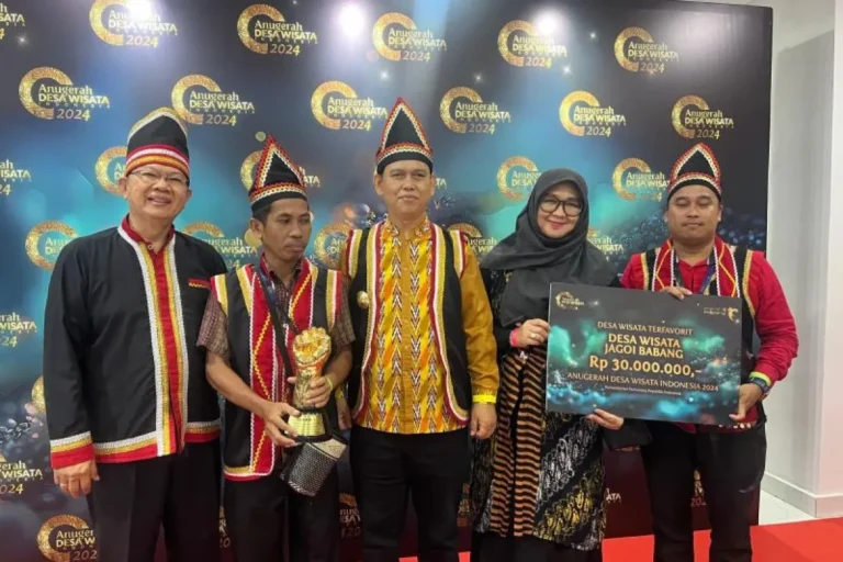 Penjabat Bupati Bengkayang didampingi Kepala Dinas Pariwisata dan Kades Jagoi Babang (kiri) dalam Anugerah Desa Wisata Indonesia (ADWI) 2024, di Jakarta. Sumber: HO-Humas Disporapar