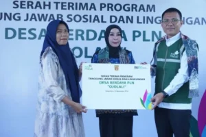 Penyerahan simbolis bantuan program TJSL PLN Peduli Desa Berdaya PLN Ojolali kepada Ketua Komunitas Pokmas Mandiri Berkah Limbah Banjarbaru. Sumber: HO-PLN UID Kalselteng