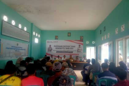 Pada Penyerahan sertifikat BPN di Desa Sukamulia. Sumber Foto: istockphoto