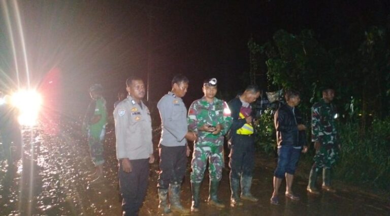 Kegiatan pembersihan material lumpur di Jalan Trans Sulawesi di Desa Malala. Sumber: Tribratanews.com