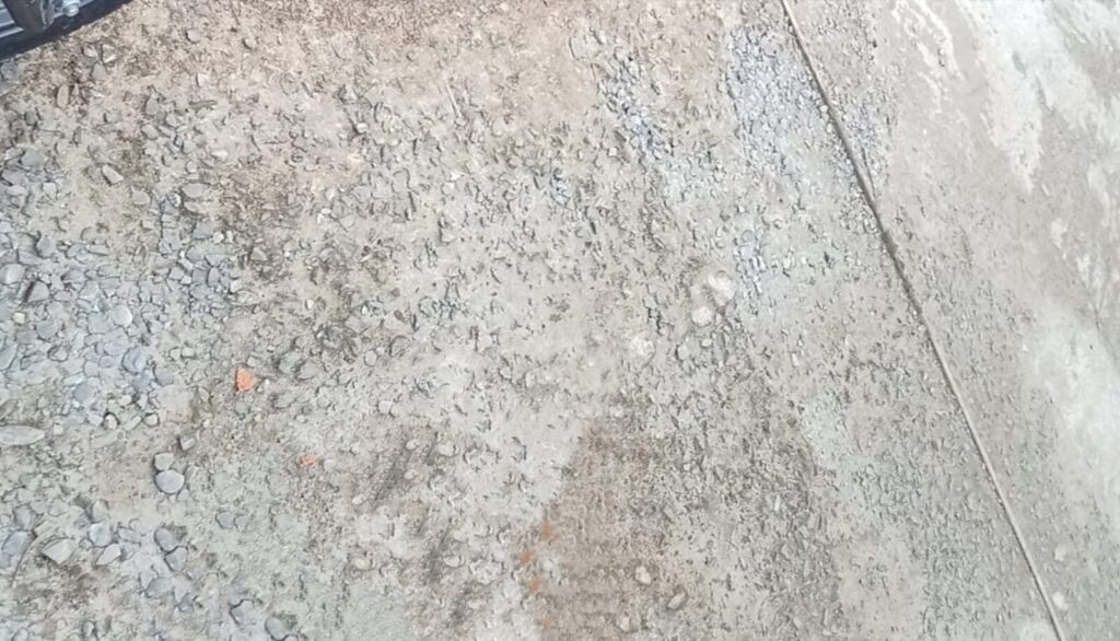 Proyek jalan beton yang diduga dikerjakan asal jadi. Sumber: beritamerdekaonline.com