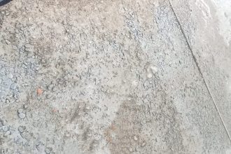 Proyek jalan beton yang diduga dikerjakan asal jadi. Sumber: beritamerdekaonline.com
