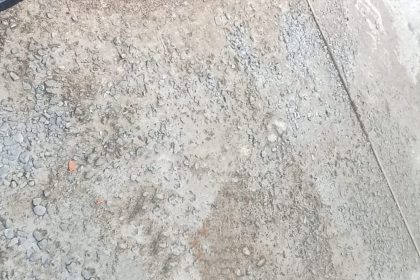 Proyek jalan beton yang diduga dikerjakan asal jadi. Sumber: beritamerdekaonline.com