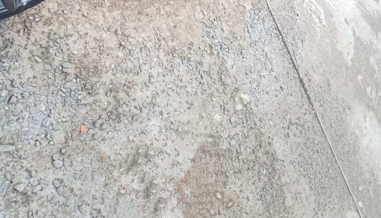 Proyek jalan beton yang diduga dikerjakan asal jadi. Sumber: beritamerdekaonline.com