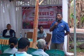 Anggota komisi II DPRD Provinsi NTT, Marinus Manis saat melakukan reses di Kabupaten Sikka. Sumber Foto : RRI