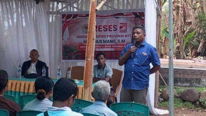 Anggota komisi II DPRD Provinsi NTT, Marinus Manis saat melakukan reses di Kabupaten Sikka. Sumber Foto : RRI