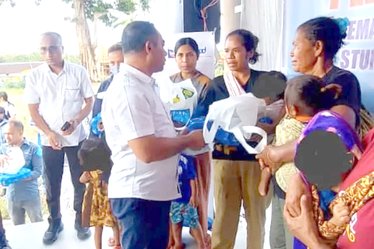 Plt Dirut Bank NTT, Yohanes Landu Praing saat menyerahkan bantuan berupa sembako kepada 100 anak di Desa Late, Kecamatan Golewa Barat, Kabupaten Ngada. Sumber foto : TimexKupang