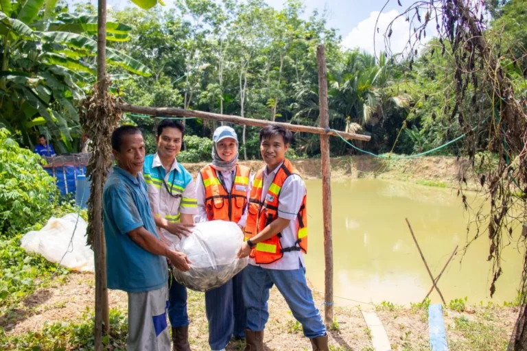 Perwakilan Adaro memberikan bantuan benih ikan nila best kepada warga Desa Bangkiling Raya Kecamatan Banua Lawas, Kabupaten Tabalong.