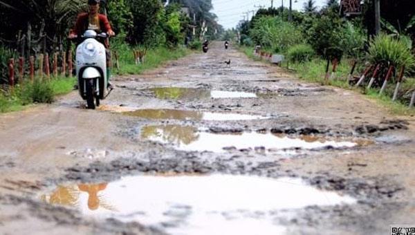 Kondisi jalan rusak yang menjadi penghubung dua desa di Lampung Timur. Sumber: kupastuntas.co