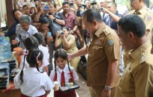 Pemprov Bali Gelar Uji Coba Program Makan Bergizi Gratis di Buleleng, Pj Gubernur Mahendra Jaya Apresiasi Keterlibatan TP PKK Desa. Sumber Foto : Istimewa