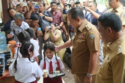 Pemprov Bali Gelar Uji Coba Program Makan Bergizi Gratis di Buleleng, Pj Gubernur Mahendra Jaya Apresiasi Keterlibatan TP PKK Desa. Sumber Foto : Istimewa