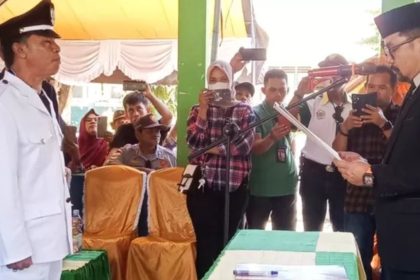 Prosesi pelantikan Pj Kepaka Desa Sandana, Andi Supardi. Sumber: Infoaktual.com