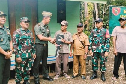 Penyerahan kunci Rumah hasil rehabilitasi di Kasarangan Labuan Amas Utara HST. Sumber: Banjarmasinpost