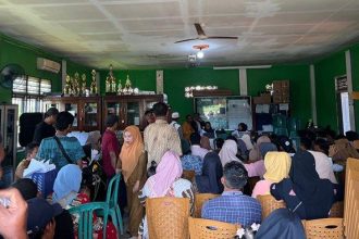 Pasangan suami istri (Pasutri) mendatangi Kantor Desa Pasir, Kecamatan Mempawah Hilir, Kabupaten Mempawah, Kalimantan Barat, untuk mendaftar Itsbat nikah.