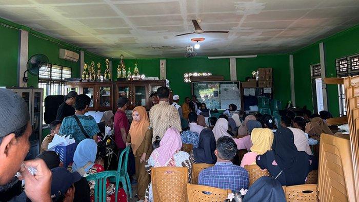 Pasangan suami istri (Pasutri) mendatangi Kantor Desa Pasir, Kecamatan Mempawah Hilir, Kabupaten Mempawah, Kalimantan Barat, untuk mendaftar Itsbat nikah.