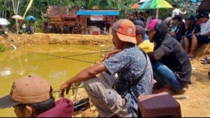 peserta lomba mancing dalam rangka Hari Ulang Tahun (HUT) ke 40 Desa Pandan Sari, Kecamatan Karang Bintang, Kabupaten Tanahbumbu, antusias melemparkan kail pancingnya ke kolam ikan.