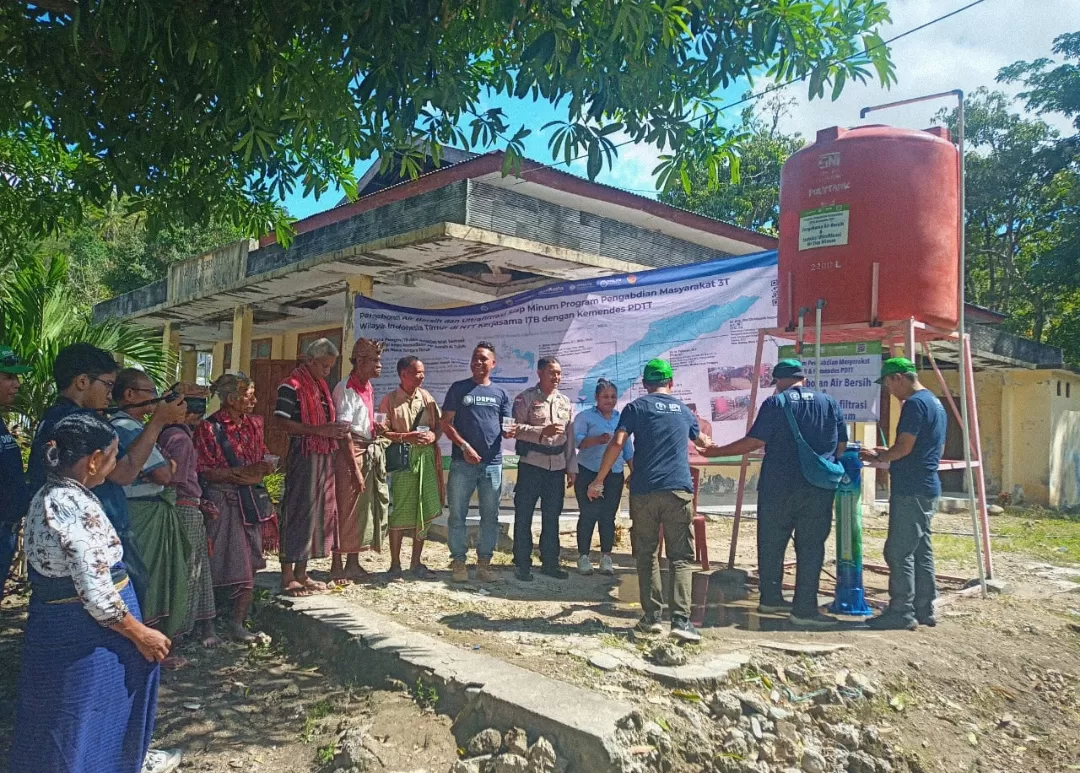 Peresmian Air Bersih Desa Rabasa Dengan Aparat Setempat. Sumber: Dokumentasi Pemdes Rabasa