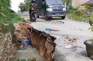 Kondisi jalan rusak di Desa Karang Anyer. Sumber:antaranews.com