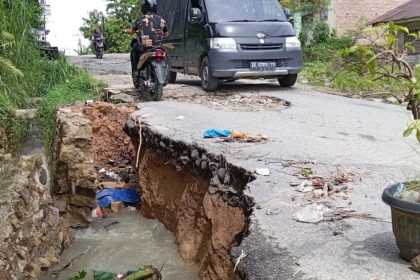 Kondisi jalan rusak di Desa Karang Anyer. Sumber:antaranews.com