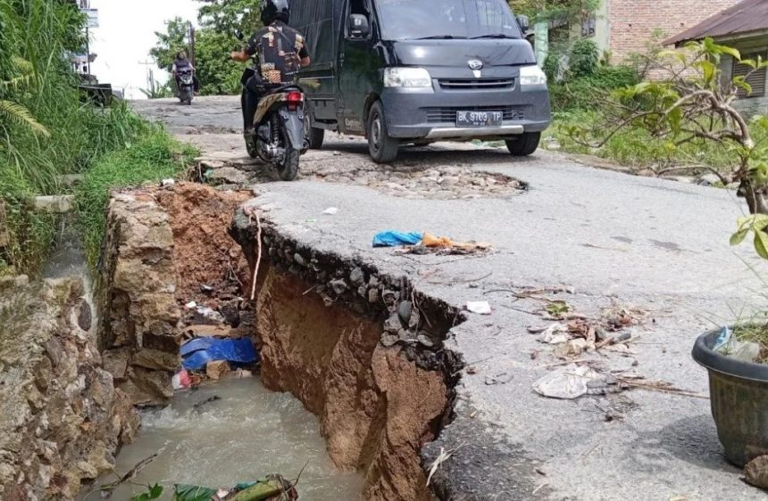 Kondisi jalan rusak di Desa Karang Anyer. Sumber:antaranews.com