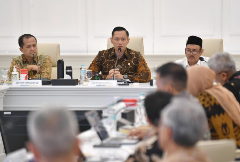 Mentrans Iftitah saat mendampingi Menko Infra AHY saat melakukan rapat koordinasi bersama Menteri Bapenas. Sumber: Dok. Kementrans