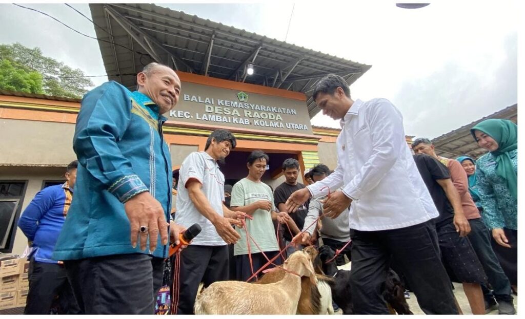 Pemberian bantuan pangan ke Desa Raoda. Sumber : Diskominfo Sulawesi Tenggara.