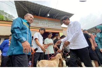 Pemberian bantuan pangan ke Desa Raoda. Sumber : Diskominfo Sulawesi Tenggara.