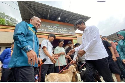 Pemberian bantuan pangan ke Desa Raoda. Sumber : Diskominfo Sulawesi Tenggara.