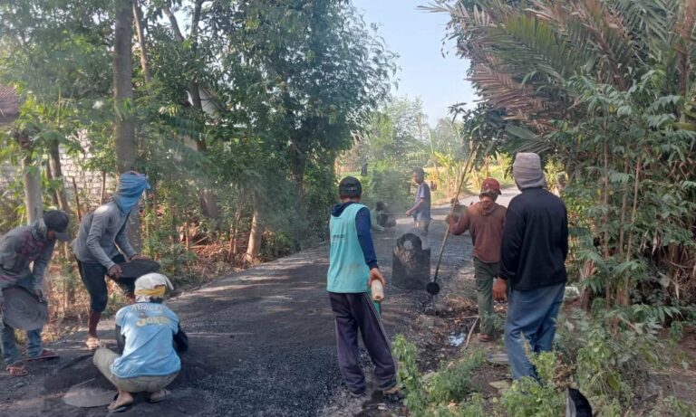 Pengerjaan pengasapalan di jalan Dusun Krajan yang masih dikerjakan sampai sekarang. Kedua jalan di dua dusun ini panjangnya sama-sama ratusan meter. Sumber : Pemdes Legundi for Radar Bromo