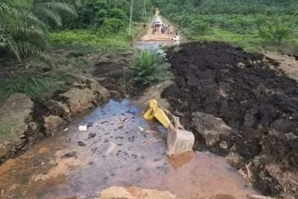 Kondisi jalan terputus akibat longsor. Sumber: detik.com