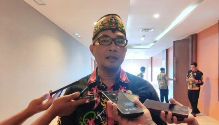 Kepala DPMD Kotim Raihansyah menyampaikan perkembangan polemik di Desa Ujung Pandaran.