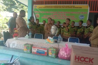 Plt Kepala Dinas Pemberdayaan perempuan dan KB Kabupaten Kepulauan Yapen saat menyerahkan peralatan pembuatan abon ikan. Sumber : rri.co.id